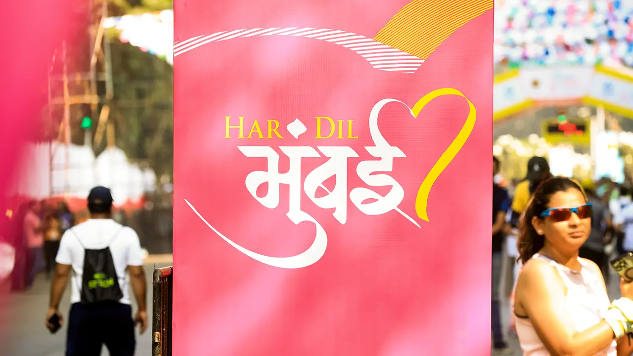 Har Dil Mumbai campaign logo at Tata Mumbai Marathon — creative direction using bilingual Devanagari-English typography to reflect Mumbai’s cosmopolitan and local identity